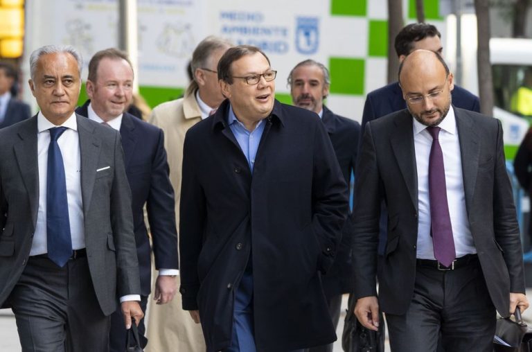 Russian elite moves money offshore