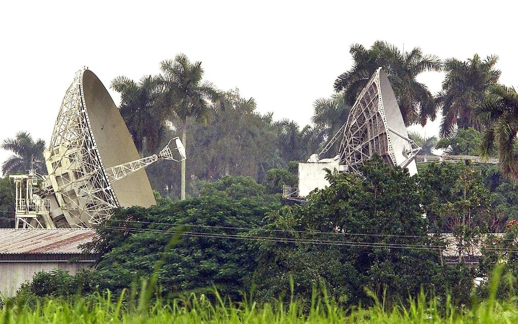 1667402 ALLCUBA OUT HAB01 20011018 HAVANA CUBA Satellite dishes for the Lourdes radar statiWORLD trans NvBQzQNjv4BqXV9HX5sMD7lF0CQ0XQptsAotZNOrV1xGDAgo81sJnWk