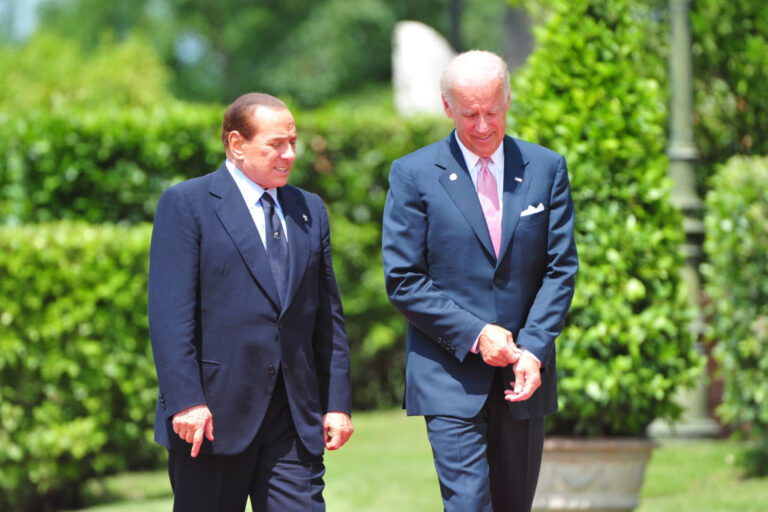 Berlusconi feeling abandoned by Washington, turns to Moscow