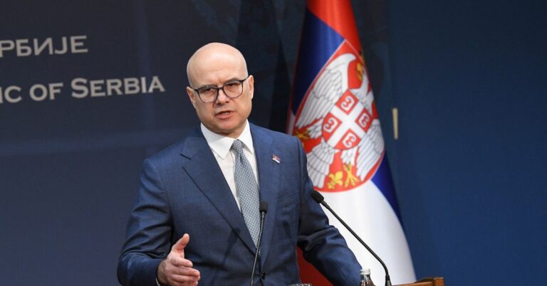 Resignations in Serbia: A “Chess Game” to save Vucic